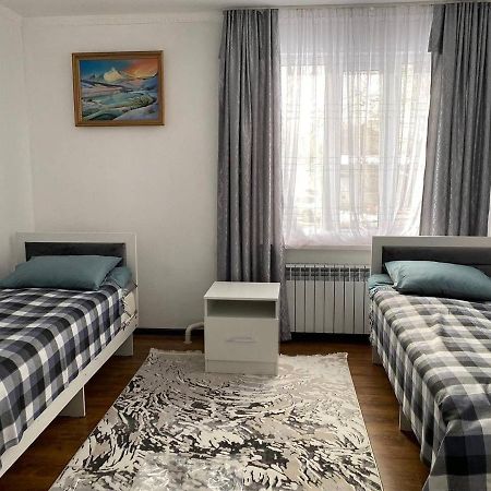Karakol-Guest Bed & Breakfast ภายนอก รูปภาพ