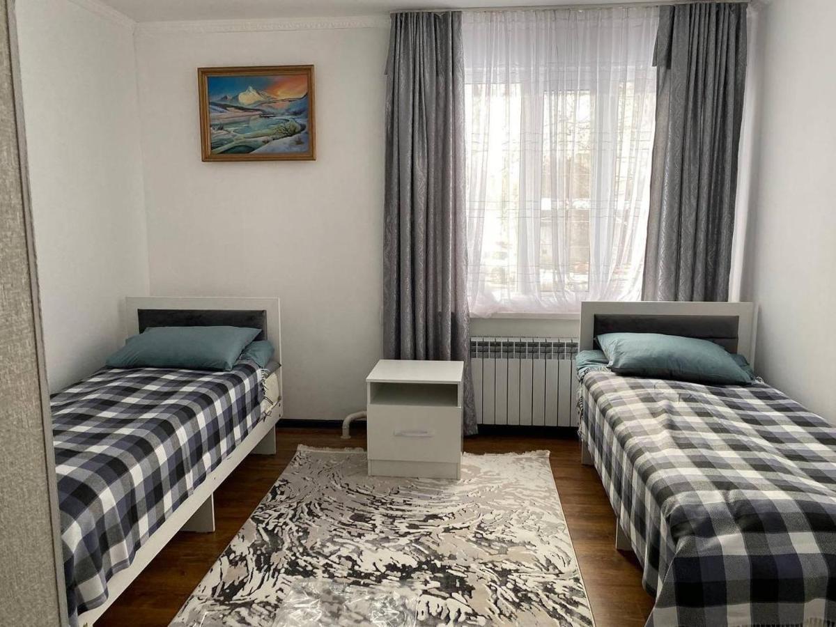 Karakol-Guest Bed & Breakfast ภายนอก รูปภาพ