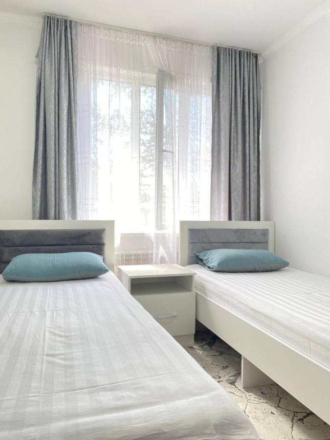 Karakol-Guest Bed & Breakfast ภายนอก รูปภาพ